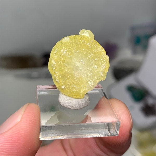 Exquisite neon yellow brucite