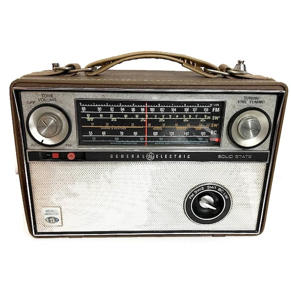 Vintage GE General Electric Solid State Multi Band Radio P991A