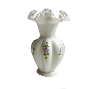 Fenton Silver Crest Rüschenvase Violett im Schnee Handbemalt Milchglas 15 cm