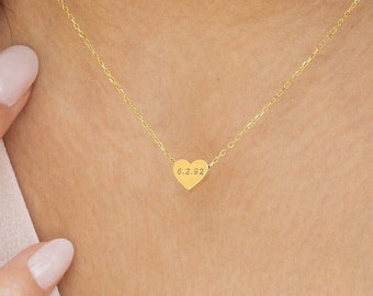 Collana a cuore inciso personalizzato, Gioielli con data memorabile, Ciondolo a cuore con data speciale, Ciondolo con nome a forma di cuore, Ricordo del cuore con nome inciso