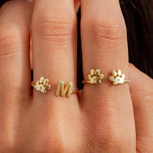 Bague initiale patte gravée, cadeau pour les amoureux des animaux de compagnie, bague patte avec initiale, cadeau de Noël pour maman, cadeau souvenir animal de compagnie, cadeau chien personnalisé maman