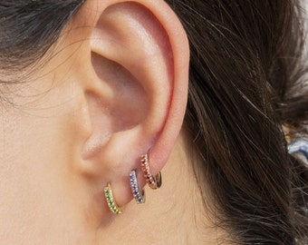 Boucles d'oreilles Huggie, Boucles d'oreilles fabriquées à la main avec pierres précieuses, Cadeau bijoux avec pierre de naissance, Créoles conque, Petite boucle d'oreille, Cadeau de Noël