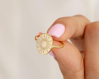 Sunrise Oval Ring, Engraved Sunburst Ring, Minimalist Statement Ring, Dainty Boho Jewelry Gift for Her, Christmas Gift for Mom
