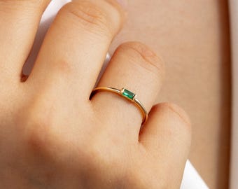 Anillo personalizado con piedra natal en forma de baguette, anillo apilable personalizado, regalo de Navidad para mamá, regalo delicado para ella, regalo para la mejor amiga, anillo de mamá.