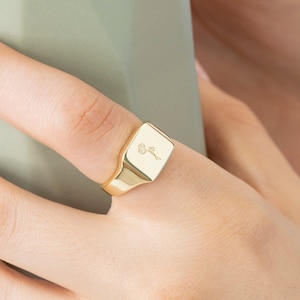 Geburtsblume Siegelring, personalisierter Siegelring, Blumenring mit Gravur, individuelles Geschenk, Geschenk für sie, Muttertagsgeschenk, Statement-Ring