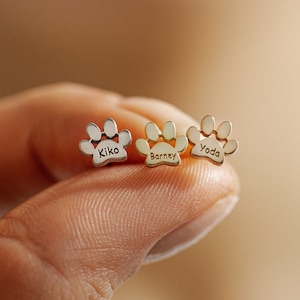 Boucles d'oreilles nom gravé avec empreinte de patte, clous d'oreille empreinte de patte, boucles d'oreilles patte personnalisées, cadeau pour les amoureux des animaux de compagnie, clous du souvenir d'animal de compagnie, cadeau pour elle image 1