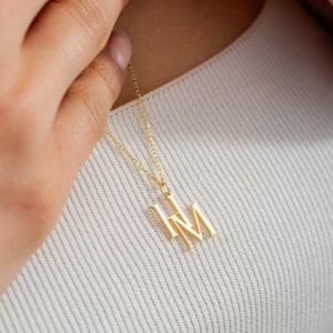 Collier lettres entrelacées, collier personnalisé deux initiales, pendentif personnalisé 3 initiales, collier double lettres à breloques, cadeau pour elle