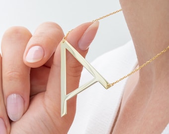 Stort halsband i sterlingsilver med initialer, hänge med sidledsbokstäver