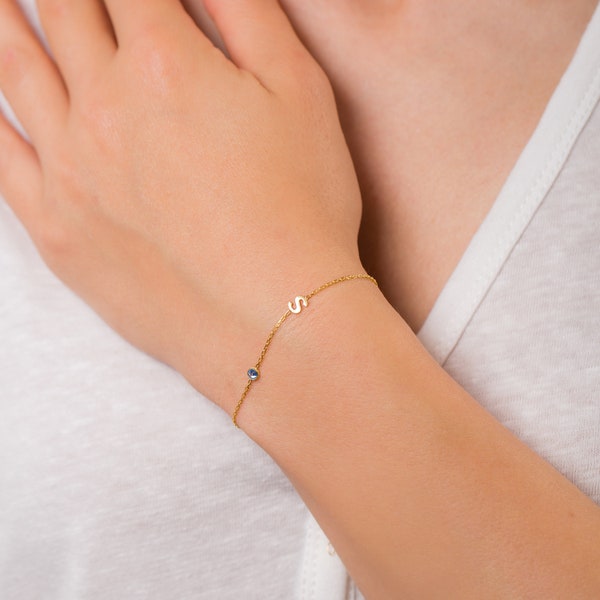 Bracciale con lettera portafortuna - Regalo da damigella d'onore - Bracciale iniziale - Regalo per la festa della mamma - Regalo di Natale - Regalo per lei - Pietra portafortuna di famiglia