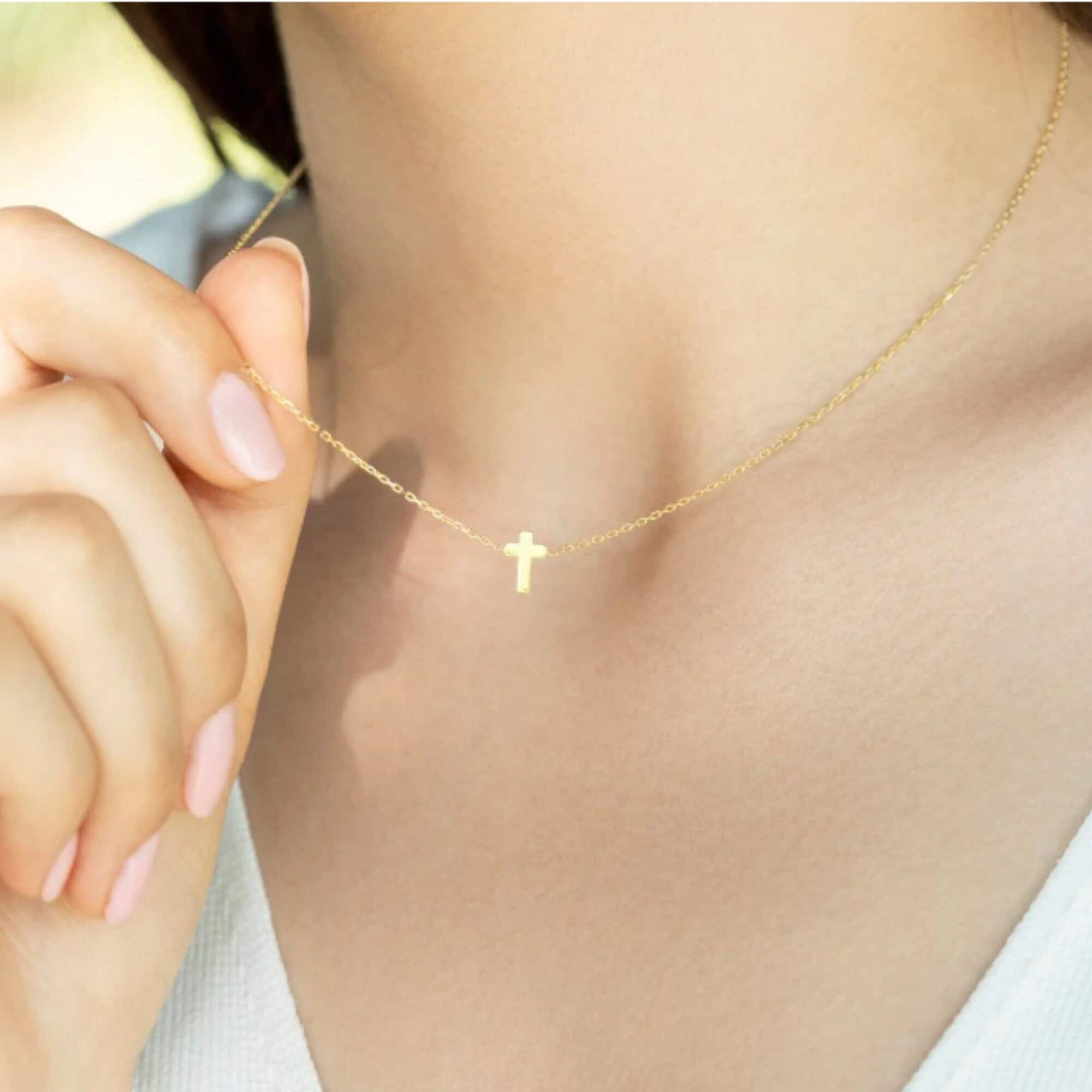 Collier croix en or massif 14 carats - cadeau pour elle - collier croix - collier croix délicate - collier croix en or - cadeau de Noël - cadeau pour maman