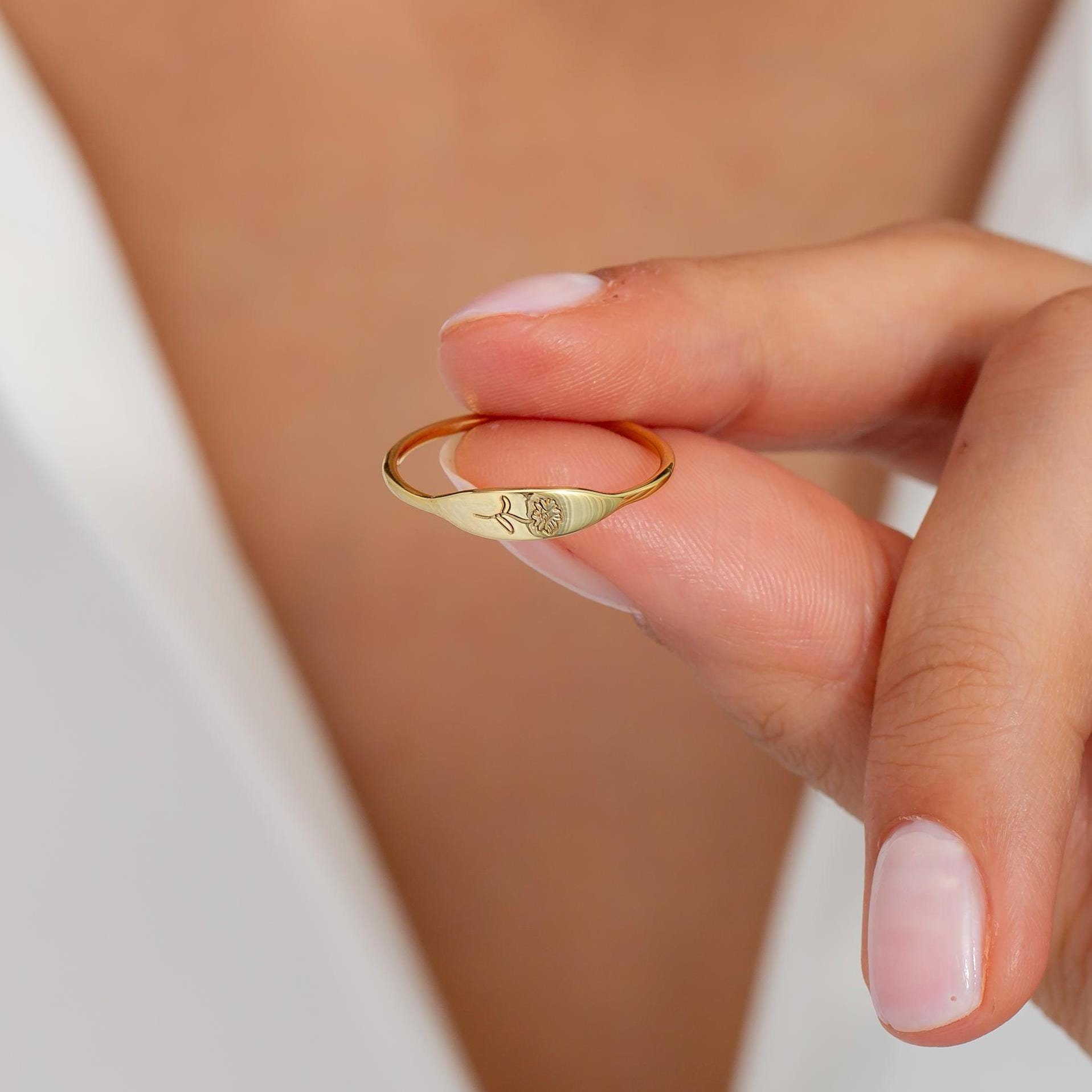 Dainty Engraved Birthflower Ring, Christmas Gift for Her, Mother's Day Gift, Engraved Birthflower Band, Minimalist Custom Ring, Gift for Mom