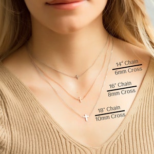 Pu&ograve; includere: Sono esposte tre delicate collane con croce in argento e oro rosa. L'immagine include il testo che indica lunghezze della catena di 14, 16 e 18 pollici, con dimensioni della croce di 6 mm, 8 mm e 10 mm. Le collane sono indossate.