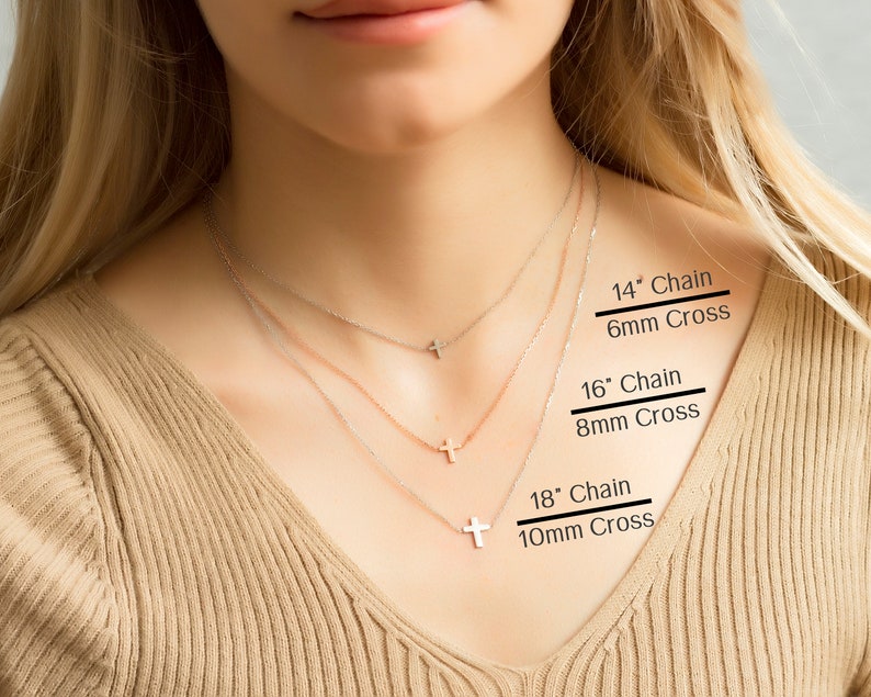 Pu&ograve; includere: Sono esposte tre delicate collane con croce in argento e oro rosa. L'immagine include il testo che indica lunghezze della catena di 14, 16 e 18 pollici, con dimensioni della croce di 6 mm, 8 mm e 10 mm. Le collane sono indossate.