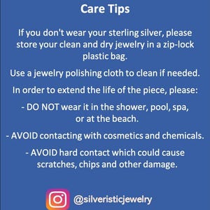 Op de afbeelding: Een blauwe afbeelding met witte tekst met verzorgingstips voor sterling zilveren sieraden. De tekst adviseert om sieraden in een zip-lock zak te bewaren, schoon te maken met een poetsdoek en water, cosmetica en hard contact te vermijden. De Instagram-handle @silveristicjewelry wordt ook weergegeven.