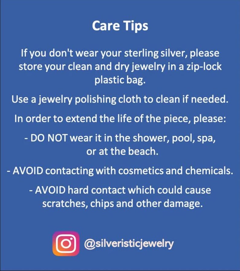 Op de afbeelding: Een blauwe afbeelding met witte tekst met verzorgingstips voor sterling zilveren sieraden. De tekst adviseert om sieraden in een zip-lock zak te bewaren, schoon te maken met een poetsdoek en water, cosmetica en hard contact te vermijden. De Instagram-handle @silveristicjewelry wordt ook weergegeven.