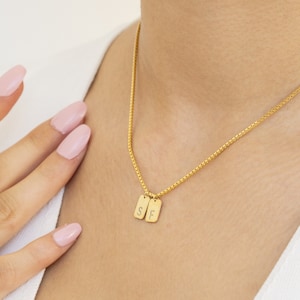 スターリングシルバーのイニシャルタグネックレス：パーソナライズされたバーペンダント、ボックスチェーン