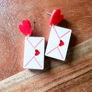 Pendientes acrílicos en capas con letras de amor
