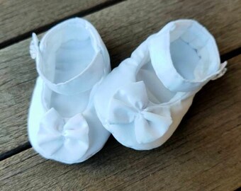 White baby shoes with bows, to fit 0-18m, stay on baby girl shoes with ankle straps, white Christening shoes, soft sole, Baptism baby girl