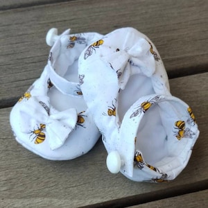 Baby girl bee shoes, white soft sole Mary Janes with bows, US 2.5 / AU 1.5 / UK 1.5