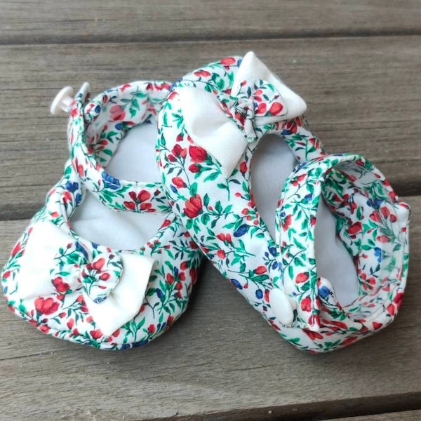 Floral baby shoes, fits 3-6m, red and blue flowers, floral baby slippers, soft soles, Mary Janes, tiny flowers, baby girl shoes, shower gift