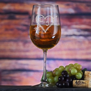 Copas de vino, grabadas, iniciales talladas, corazón con flecha