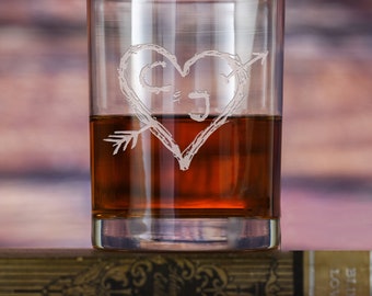 Iniciales grabadas en vaso de whisky escocés con forma de corazón