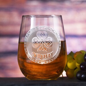 Copa de vino sin tallo irlandesa grabada con nombre