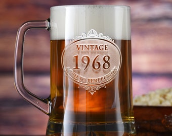 Taza de cerveza grabada con año vintage de cumpleaños