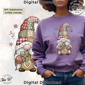 Könnte beinhalten: Digitales Design eines Gnom mit einem Patchwork-Hut und einem Geschenk. Der Gnom hat einen langen weißen Bart und Fäustlinge. Das Design enthält den Text "Digital Download" und "T-SHIRT DESIGN".