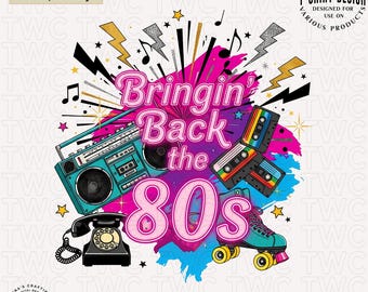Puede incluir: Diseño de descarga digital con temática de los años 80. El diseño presenta una radio, cintas de cassette, patines y un teléfono rotatorio. El texto "Bringin' Back the 80s" está en rosa. Incluye el texto "T-Shirt Design" y "Digital Download".