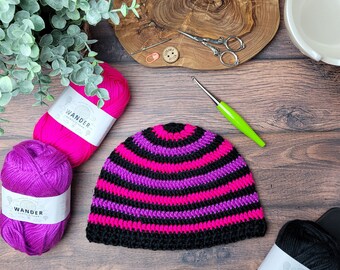 Passeie pelo padrão de gorro listrado casual