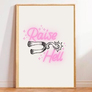 Könnte beinhalten: Ein gerahmter vertikaler Druck auf hellem Hintergrund mit einer schwarz-weißen Illustration eines Westernsporns, zentriert zwischen dem pinkfarbenen Neon-Schriftzug "Raise" und "Hell", akzentuiert durch kleine pinke vierzackige Sternsymbole.