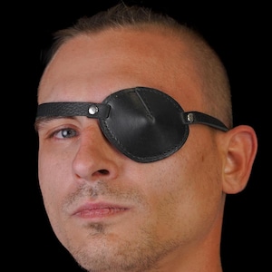 Minimalistyczna skórzana opaska na oko z klamrą