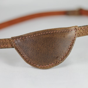 Slim Flat eyepatch - skórzana opaska na oko z kółkami w kształcie litery D