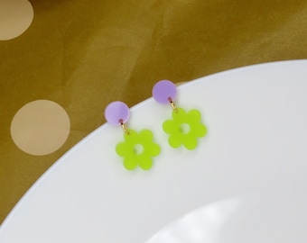 Single daisy acrylic earrings with stainless steel plugs in lilac lime