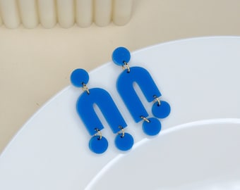 Boucles d'oreilles dépareillées en acrylique bleu azur