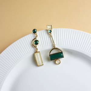 Asymmetrical hanging earrings in 80ies design Bild 1