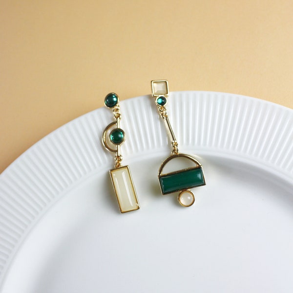 Asymmetrical hanging earrings in 80ies design