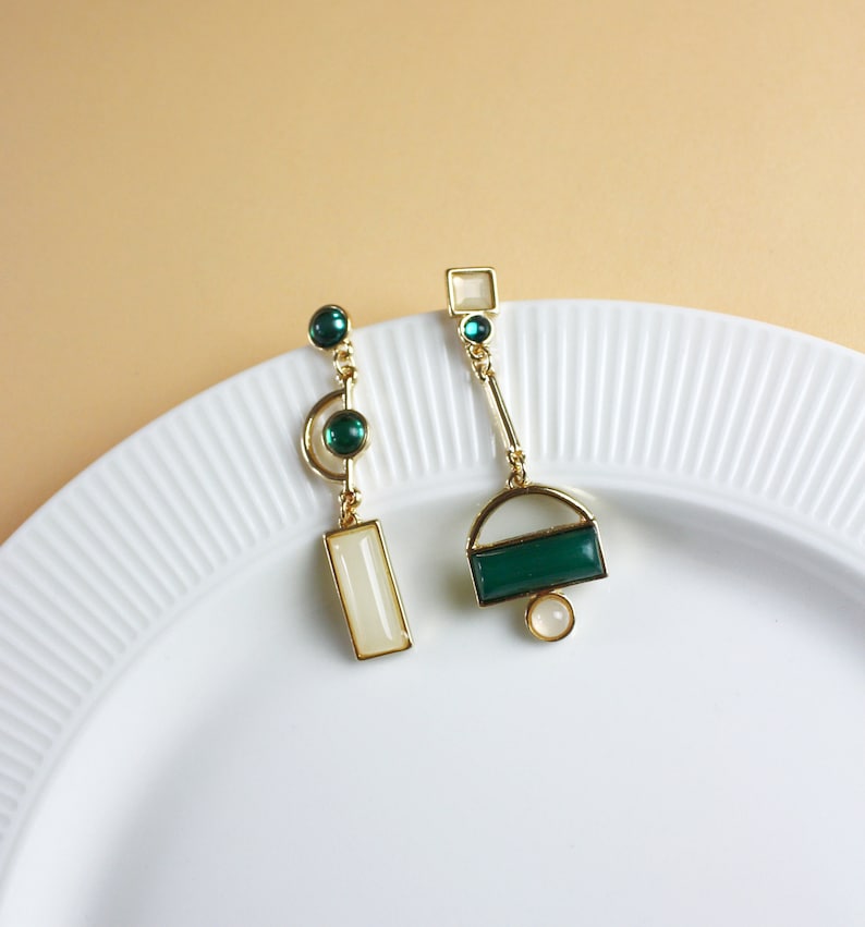 Asymmetrical hanging earrings in 80ies design Bild 1