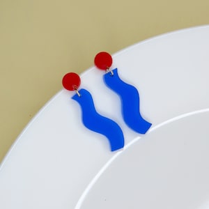 Wormly Ohrringe mit Edelstahl Steckern in rot tintenblau