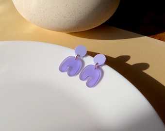 Boucles d'oreilles en arc spongieux transparent violet lilas