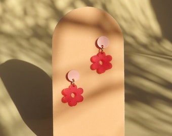 Boucles d'oreilles en acrylique Single Daisy avec bouchons en acier inoxydable en rouge rose