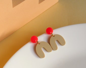 Boucles d'oreilles petites arches en beige rouge feu