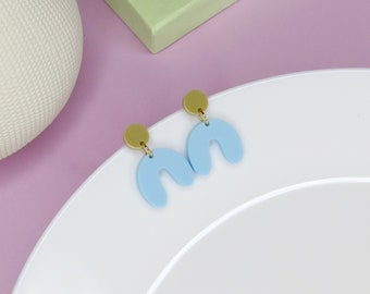 Small arch bow earrings in sand light blue