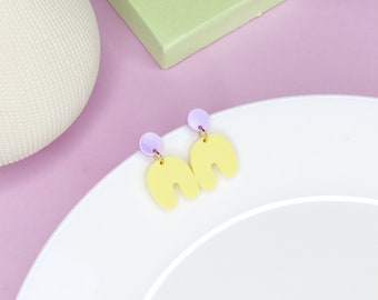 Petites boucles d'oreilles spongieuses en forme de nœud en forme d'arc, lilas et jaune clair