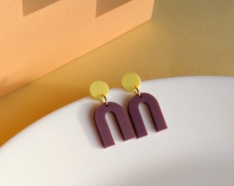 Boucles d'oreilles en acrylique Mini Arch avec clous en acier inoxydable en prune jaune clair