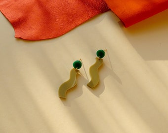 Boucles d'oreilles Wormly avec bouchons en acier inoxydable en beige vert