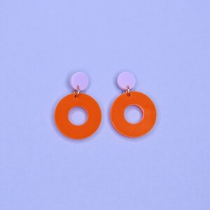 Colorblock Circle Ohrstecker in flieder & orange