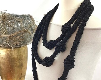 Halskette aus Vintage- Ripsband - Farbe Schwarz  Model Alexa in 3 unterschiedlichen Längen