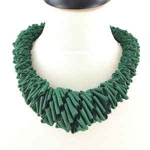 Kette aus Vintage-Ripsband Farbe Smaragd  Model Alba